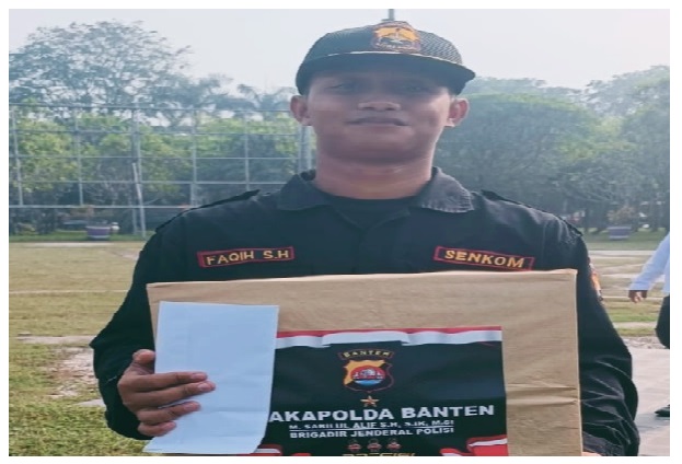 Anggota Senkom mendapat Hadiah dari Wakapolda Banten