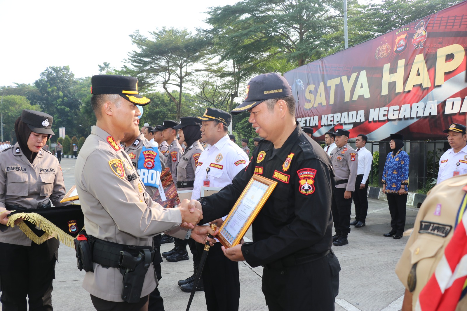 ANGGOTA SENKOM MENDAPATKAN PENGHARGAAN DARI KAPOLRESTA TANGERANG