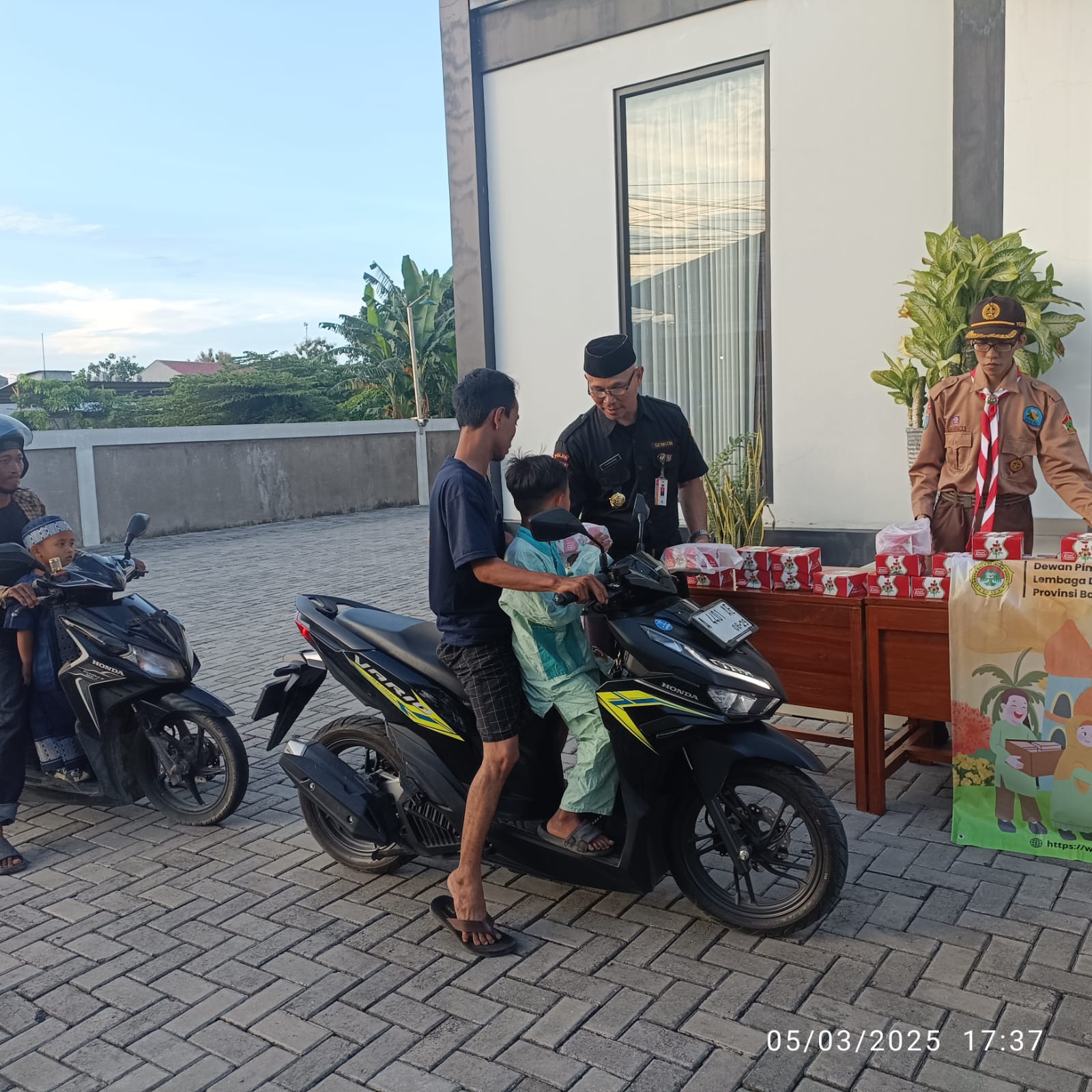 Berkah Ramadhan LDII, Senkom dan Sako SPN Banten Berbagi Takjil ke Pengguna Jalan